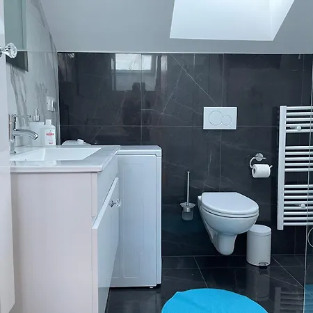 Bellevue Apartment *